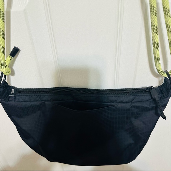 Vans Belay Crescent Bag Purse Black Crossbody Bag with Adjustable Strap - Picture 4 of 11